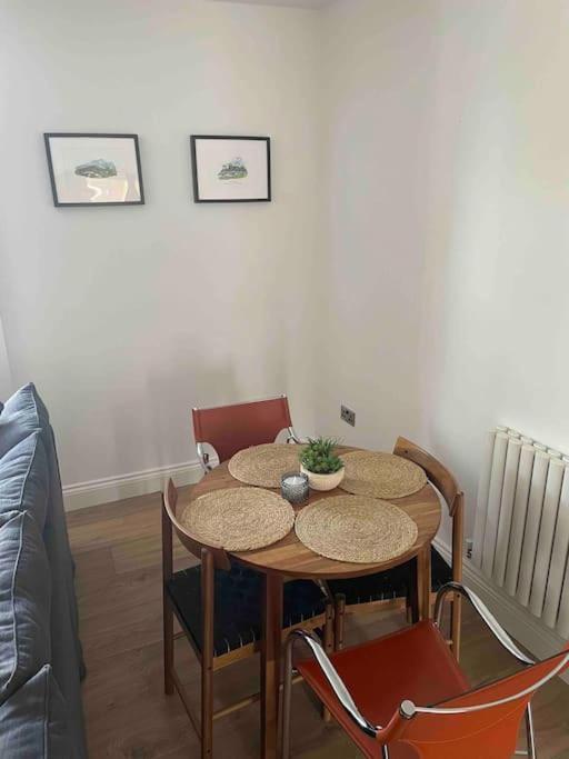 Abergavenny Center 2-Bed Flat 아파트 외부 사진